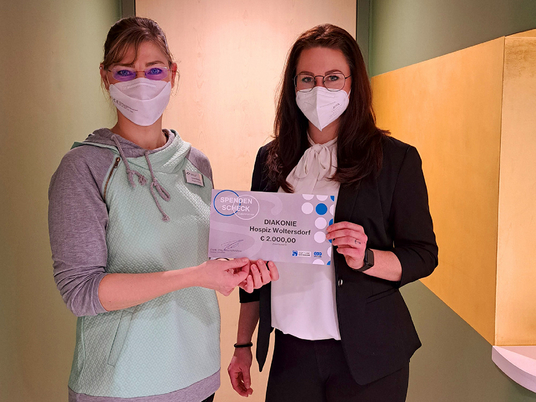 Pflegedienstleiterin Stefanie Micklitza nimmt den Scheck über 2000 Euro entgegen. Pflegedienstleiterin Stefanie Micklitza nimmt den Scheck über 2000 Euro entgegen.