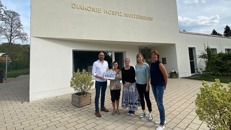 Übergabe des Spendenscheck von Ardagh Glass Packaging (Marius Franken und Gisela Grambow) und der Vorstandsmitglieder des Fördervereins Polarstern an Stefanie Micklitza, Nachrichten, Diakonie-Hospiz Woltersdorf