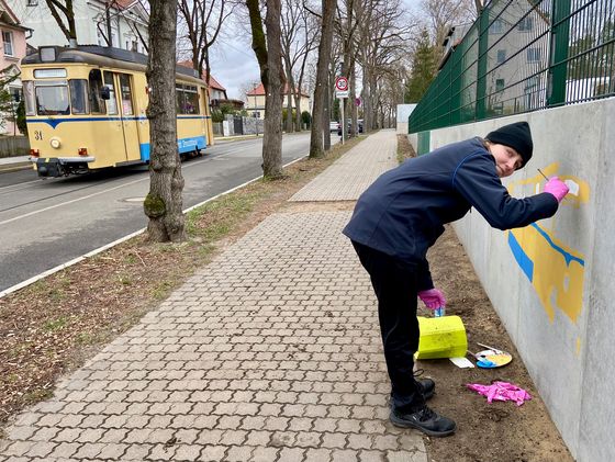 Schülerinnen und Schüler der privaten Docemus Schule Neu Zittau bemalten die Mauer des Hospizgeländes, Nachrichten, Diakonie Hospiz Woltersdorf