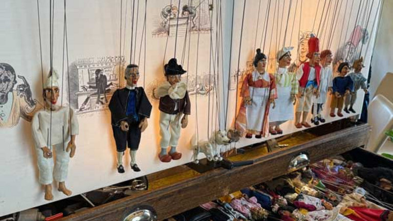 Mehrere Marionettenpuppen aus dem Theater aus der Truhe im Diakonie Hospiz Woltersdorf