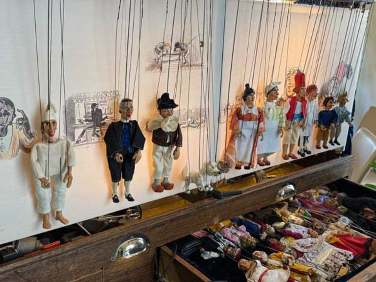 Mehrere Marionettenpuppen aus dem Theater aus der Truhe im Diakonie Hospiz Woltersdorf