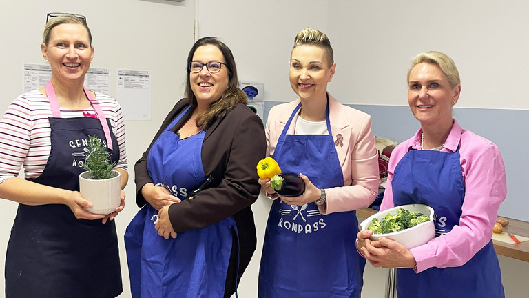 Kerstin Dobberstein (links), Annette Binder (Mitte links), Claudia Altmann-Pospischek (Mitte rechts) und Prof. Dr. med. Diana Lüftner (rechts) in der Therapieküche der Immanuel Klinik Märkische Schweiz mit Kräutern, Olivenöl, verschiedenen Gemüsen und dem absoluten Superfood bei Brustkrebs: Brokkoli Kerstin Dobberstein (links), Annette Binder (Mitte links), Claudia Altmann-Pospischek (Mitte rechts) und Prof. Dr. med. Diana Lüftner (rechts) in der Therapieküche der Immanuel Klinik Märkische Schweiz mit Kräutern, Olivenöl, verschiedenen Gemüsen und dem absoluten Superfood bei Brustkrebs: Brokkoli