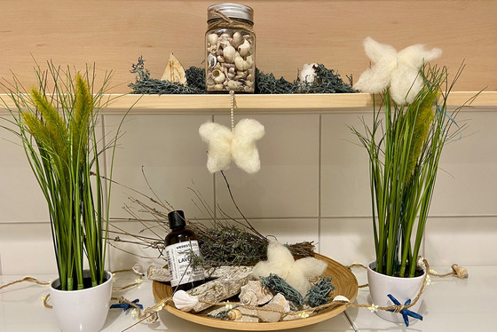 Duftschmetterling aus Heilwolle wird mit Aromaöl beträufelt, Nachrichten, Diakonie Hospiz Woltersdorf