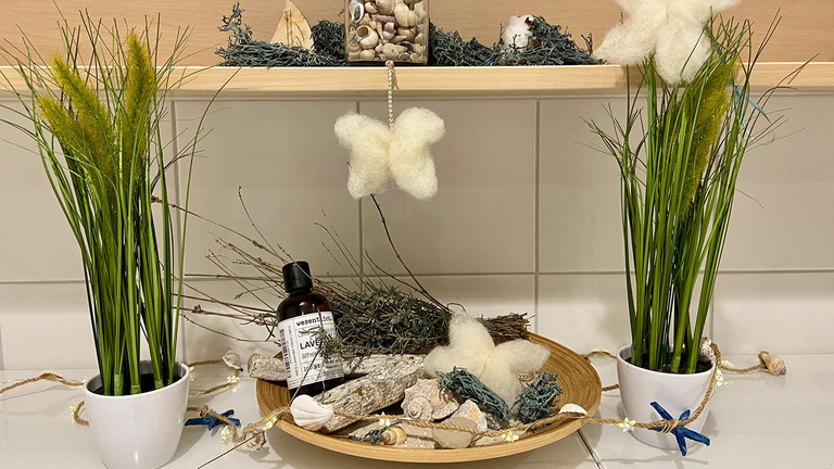 Duftschmetterling aus Heilwolle wird mit Aromaöl beträufelt, Nachrichten, Diakonie Hospiz Woltersdorf