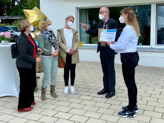 Diakonie Hospiz Woltersdorf - Förderverein Polarstern übergibt Spendenscheck