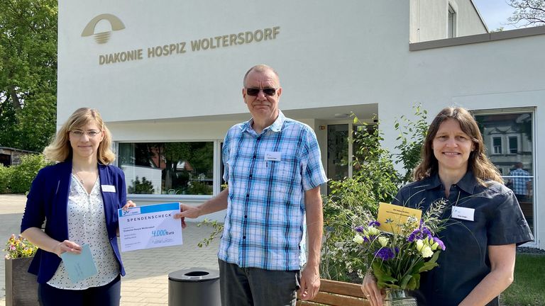 Pflegedienstleitung Stefanie Micklitza bei der Übergabe des Spendenschecks vom Förderverein „Polarstern“, Nachrichten, Diakonie Hospiz Woltersdorf