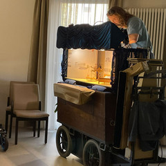 Marionettenspieler Gernot Hildebrand beim Theater aus der Kiste im Diakonie Hospiz Woltersdorf