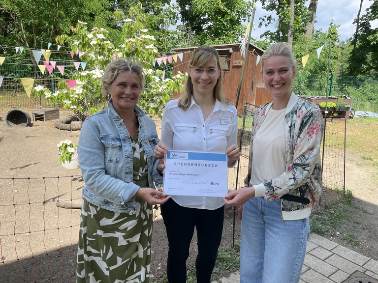 Evelin Funke und Daniela Wraske vom Förderverein Polarstern übergeben Spendenscheck an die Pflegedienstleitung Stefanie Micklitza vom Diakonie Hospiz Woltersdorf