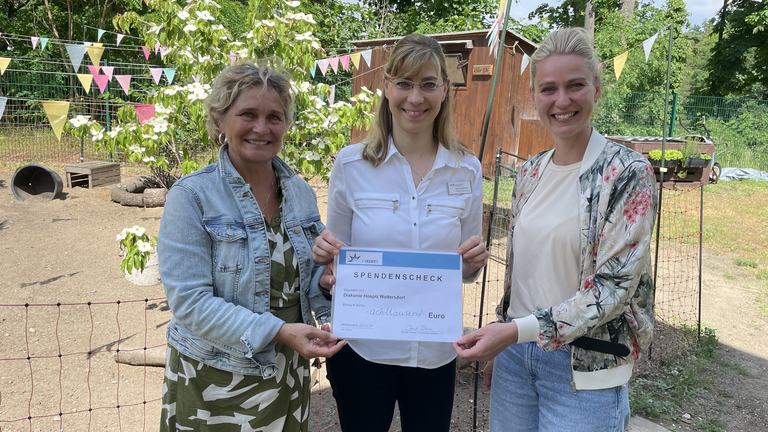 Evelin Funke und Daniela Wraske vom Förderverein Polarstern übergeben Spendenscheck an die Pflegedienstleitung Stefanie Micklitza vom Diakonie Hospiz Woltersdorf