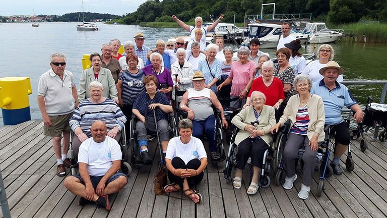 Immanuel Haus am Kalksee - Immanuel Seniorenzentrum Kläre Weist - Nachricht - Endlich wieder reisen – auch mit Pflegebedarf - Die Brandenburger Reisegruppe am Ufer der Müritz in Waren Immanuel Haus am Kalksee - Immanuel Seniorenzentrum Kläre Weist - Nachricht - Endlich wieder reisen – auch mit Pflegebedarf - Die Brandenburger Reisegruppe am Ufer der Müritz in Waren