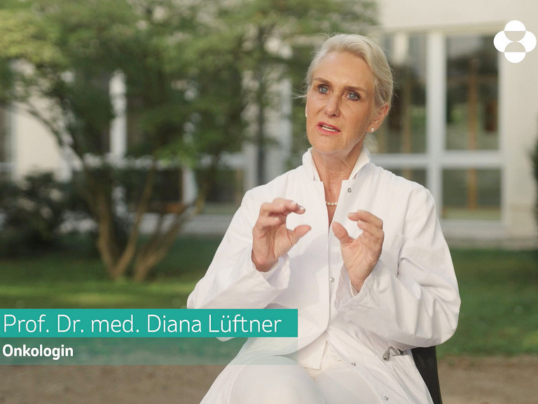 Prof. Lüftner im Interview im Garten der Klinik - Immanuel Klinik Märkische Schweiz in Buckow - Nachricht - Video-Tipp: Die Bedeutung der Rehabilitation bei Brustkrebs