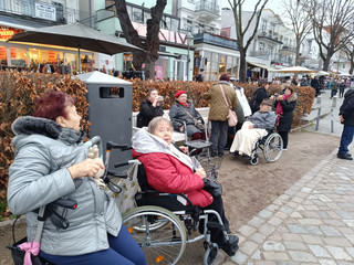 Die Reisegruppe unterwegs an der Promenade in Warnemünde