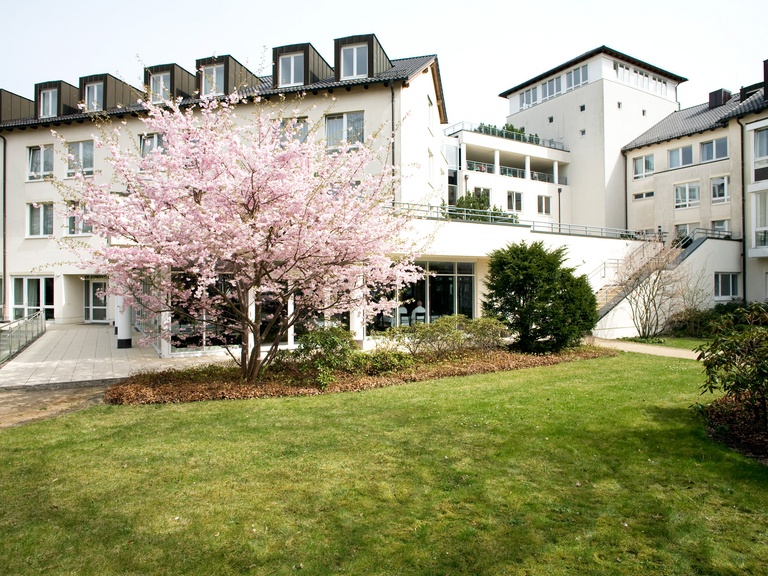 Hausansicht mit Park der Immanuel Klinik Märkische Schweiz