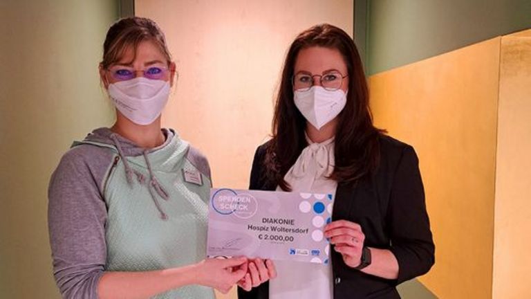 Pflegedienstleiterin Stefanie Micklitza nimmt den Scheck über 2000 Euro entgegen.