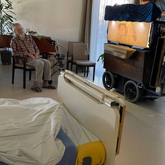 Ein Bewohner des Diakonie Hospiz Woltersdorf beim Theater aus der Truhe mit dem Motiv Max und Moritz in einem Patientenzimmer