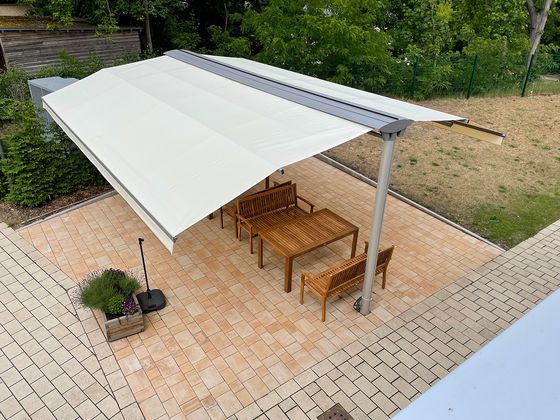 Eine große Markise schützt die Freifläche vor Sonne und Regen, Nachrichten, Diakonie Hospiz Woltersdorf