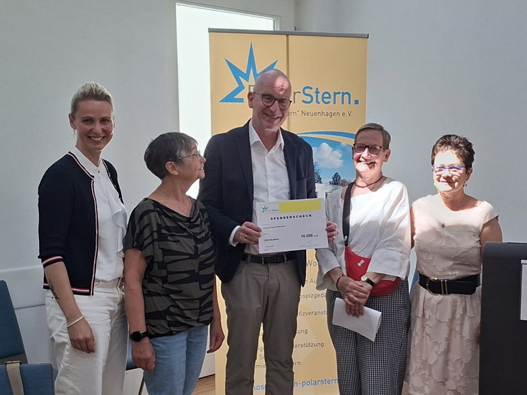 Hospiz-Geschäftsführer Walther Seiler freut sich über Jubiläumsspende in Höhe von 10.000 Euro