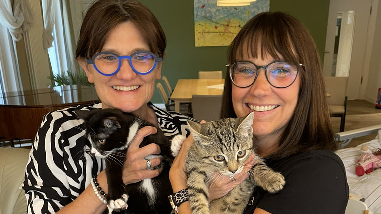 Zwei Frauen halten bei einem Tierbesuch im Diakonie Hospiz Woltersdorf zwei junge Katzen im Arm Zwei Frauen halten bei einem Tierbesuch im Diakonie Hospiz Woltersdorf zwei junge Katzen im Arm