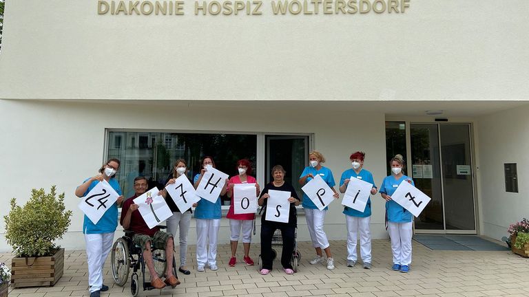 Diakonie Hospiz Woltersdorf - Kampagne 24/7 - Mitarbeitende vor dem Hospiz Diakonie Hospiz Woltersdorf - Kampagne 24/7 - Mitarbeitende vor dem Hospiz