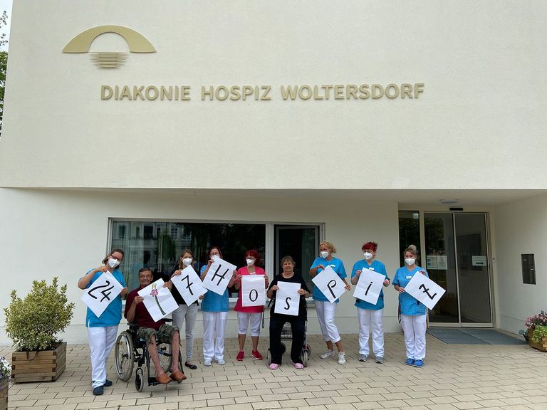 Diakonie Hospiz Woltersdorf - Kampagne 24/7 - Mitarbeitende vor dem Hospiz Diakonie Hospiz Woltersdorf - Kampagne 24/7 - Mitarbeitende vor dem Hospiz