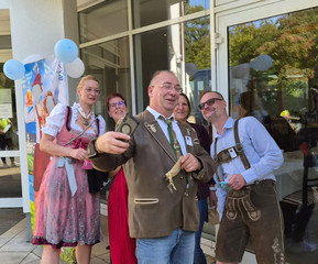 Mitarbeitende stehen zum Teil in bayerischer Tracht vor dem Eingang der Immanuel Klinik Märkische Schweiz Mitarbeitende stehen zum Teil in bayerischer Tracht vor dem Eingang der Immanuel Klinik Märkische Schweiz