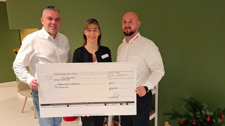 Pflegedienstleitung Stefanie Micklitza (Mitte) erhält Spendenscheck von Autoland