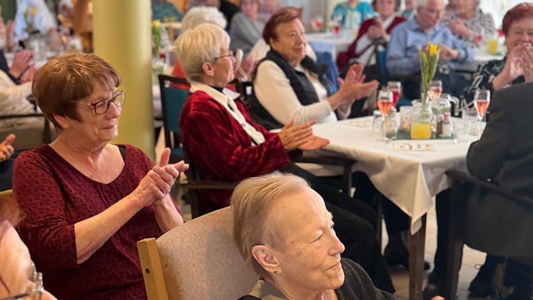 Gut besuchte Veranstaltung mit fröhlichen Tagesgästen
