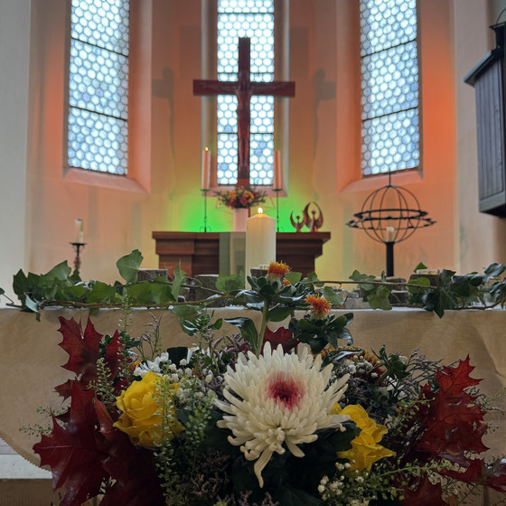 Altarraum der St.-Michael-Kirche Woltersdorf während der Gedenkfeier des Diakonie Hospiz Woltersdorf, mit Kreuz, Kerzen und herbstlichem Blumenschmuck für die verstorbenen Gäste Altarraum der St.-Michael-Kirche Woltersdorf während der Gedenkfeier des Diakonie Hospiz Woltersdorf, mit Kreuz, Kerzen und herbstlichem Blumenschmuck für die verstorbenen Gäste