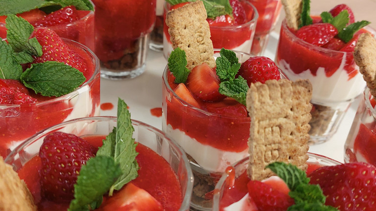Gläser mit Erdbeerdessert