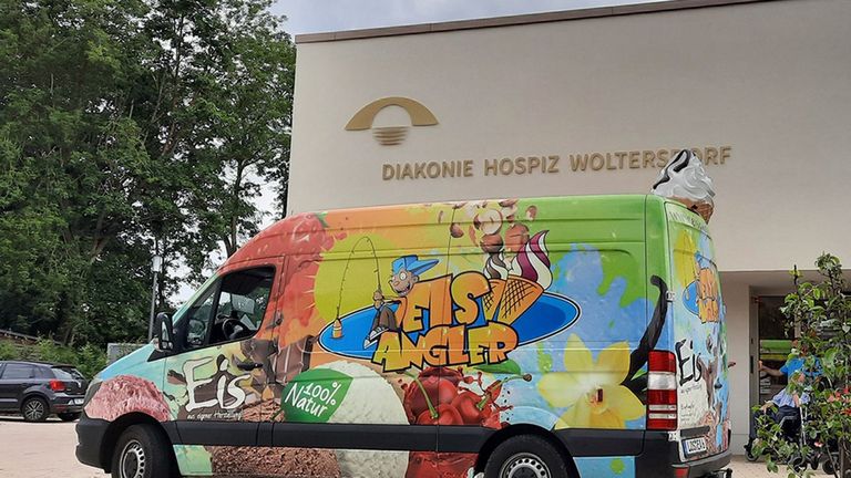 Diakonie Hospiz Woltersdorf - Nachricht - Eiswagen hält vor dem Diakonie Hospiz Woltersdorf - Eiswagen vor dem Eingang Diakonie Hospiz Woltersdorf - Nachricht - Eiswagen hält vor dem Diakonie Hospiz Woltersdorf - Eiswagen vor dem Eingang