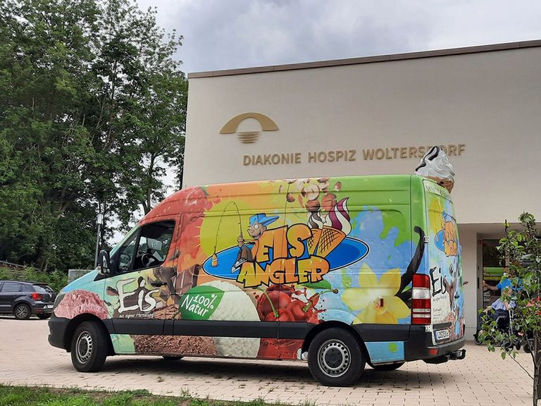 Diakonie Hospiz Woltersdorf - Nachricht - Eiswagen hält vor dem Diakonie Hospiz Woltersdorf - Eiswagen vor dem Eingang Diakonie Hospiz Woltersdorf - Nachricht - Eiswagen hält vor dem Diakonie Hospiz Woltersdorf - Eiswagen vor dem Eingang