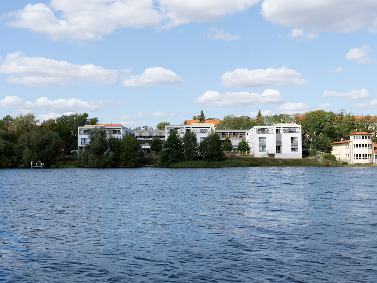 Blick über den See auf das Immanuel Haus am Kalksee