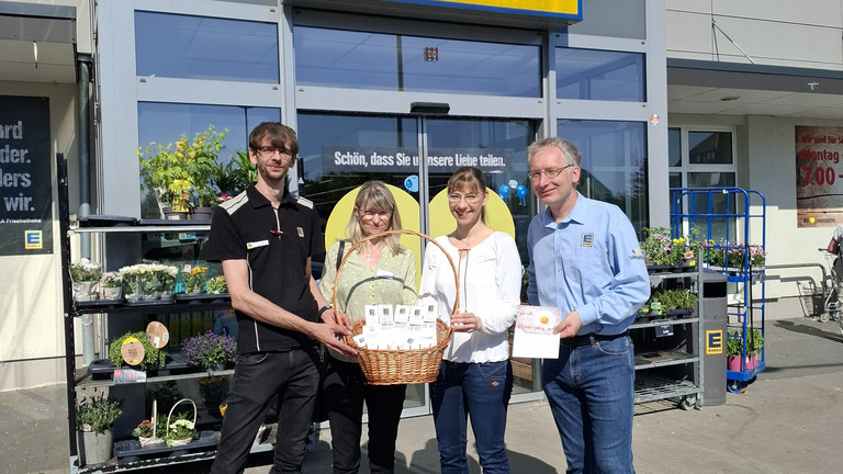 Daniel Thieme, Melannie Möller, Stefanie Micklitza und Mathias Papendieck vor dem Supermarkt