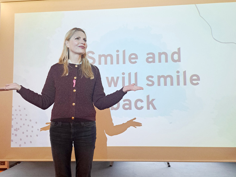 Tanja Bülter strahlt von innen heraus und bringt anderen Menschen bei, ebenso positiv zu denken. Hier bei ihrem Seminar in der Immanuel Klinik Märkische Schweiz