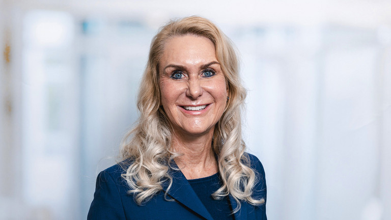 Portrait von Prof. Dr. Diana Lüftner zum Hör-Tipp bei Radio Paradiso Fortschritte in der Brustkrebsbehandlung – Hoffnung für junge Frauen Portrait von Prof. Dr. Diana Lüftner zum Hör-Tipp bei Radio Paradiso Fortschritte in der Brustkrebsbehandlung – Hoffnung für junge Frauen