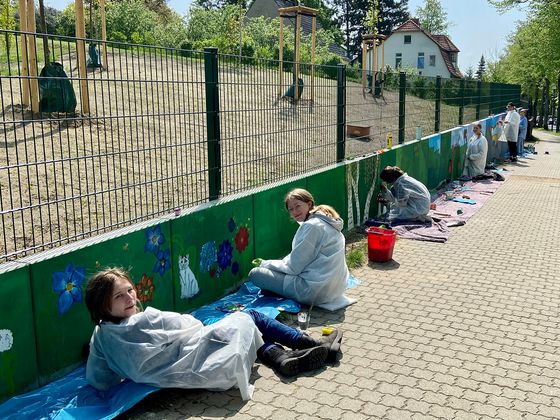 Schülerinnen und Schüler der privaten Docemus Schule Neu Zittau bemalten die Mauer des Hospizgeländes, Nachrichten, Diakonie Hospiz Woltersdorf