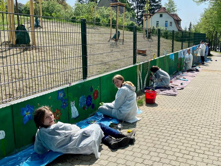 Schülerinnen und Schüler der privaten Docemus Schule Neu Zittau bemalten die Mauer des Hospizgeländes, Nachrichten, Diakonie Hospiz Woltersdorf